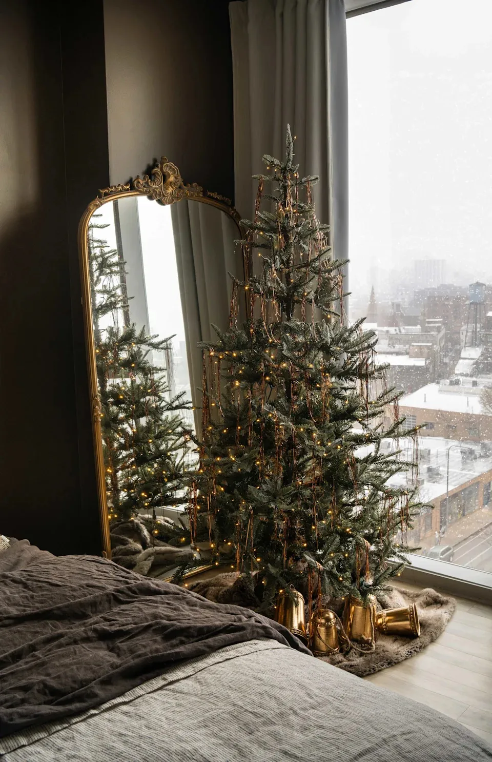 How to Decorate a Christmas Tree Without Ornaments - This Minimalist Idea is Trending, It's Clever and Inexpensive
