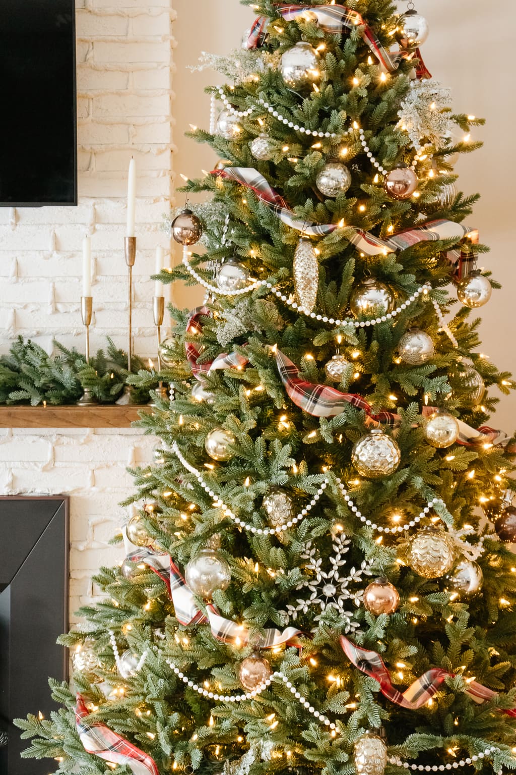 How To Decorate A Nostalgic Vintage Inspired Christmas Tree - Making it in  the Mountains