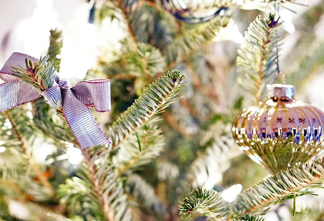 HOW TO DECORATE A SIMPLE & STYLISH CHRISTMAS TREE - You Must Love Life