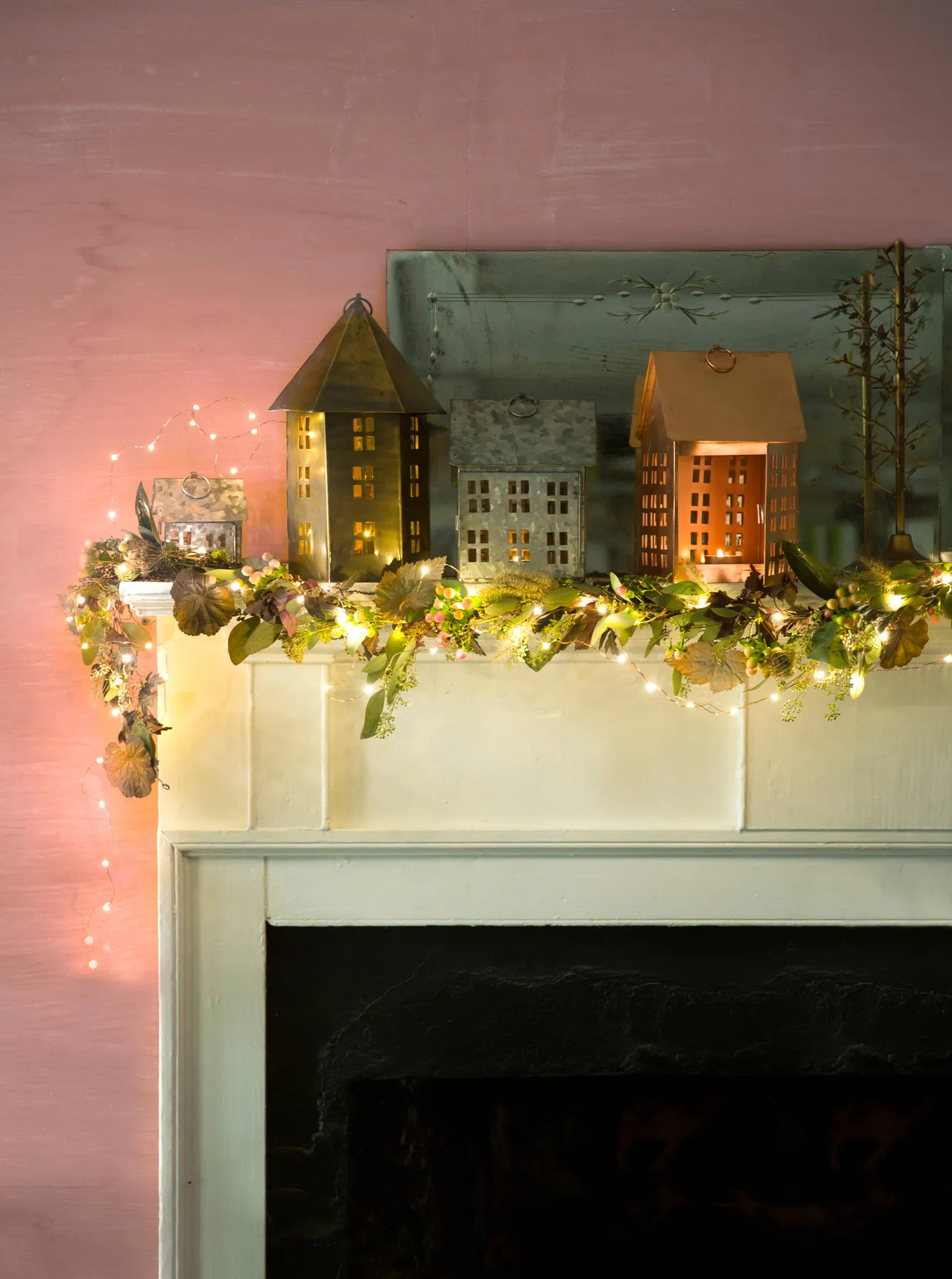 How to decorate your house for Christmas: Mantelpiece and fireplace ideas |  Houzz UK