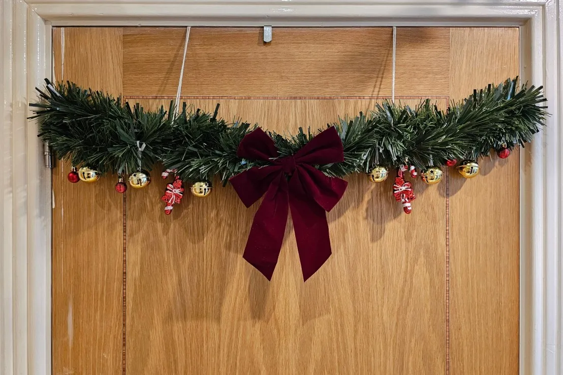 how to install christmas decorations on a door without making damage –  Alphe's Corner