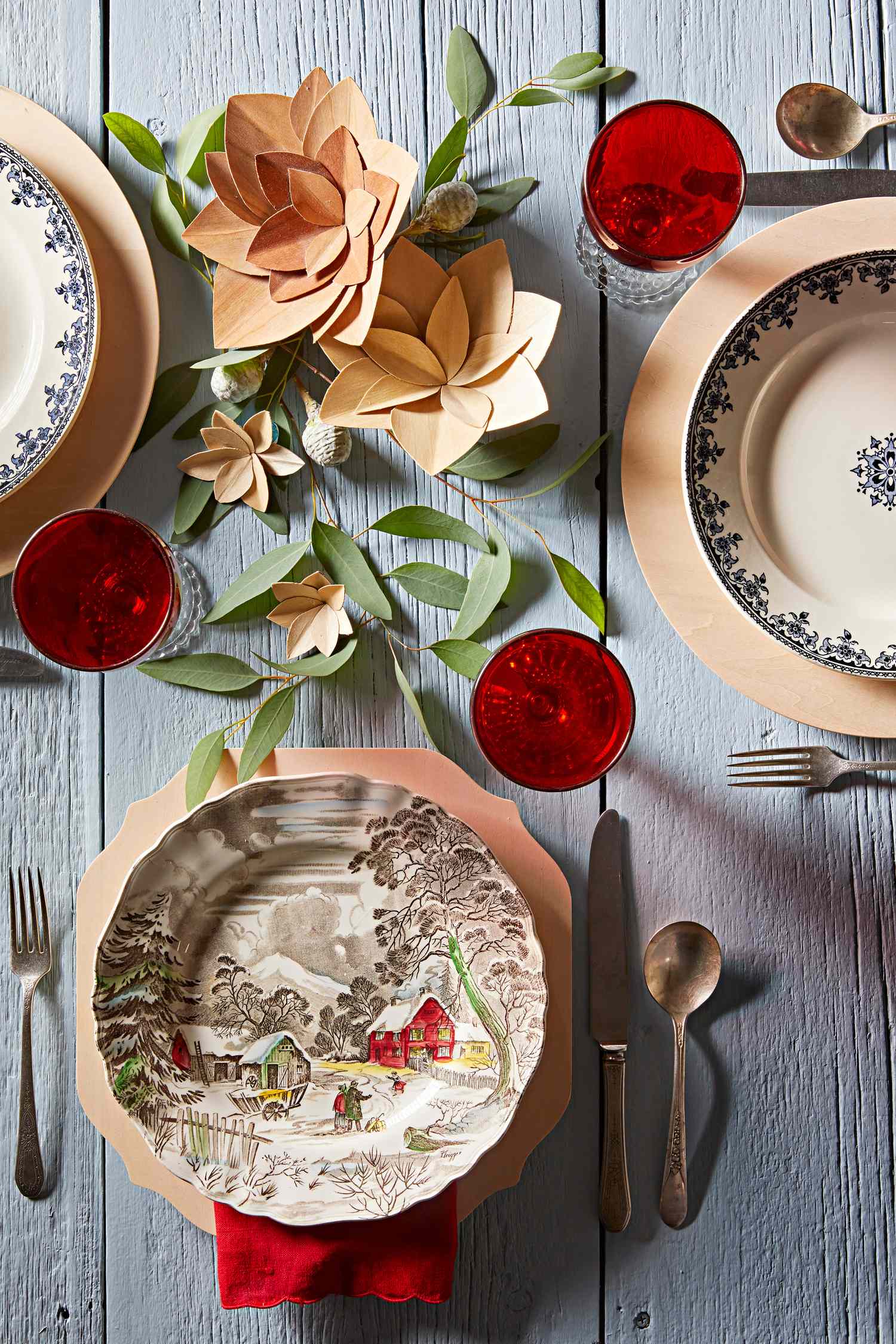 How to Mix-and-Match Collectible Christmas Plates for an Unforgettable  Tablescape