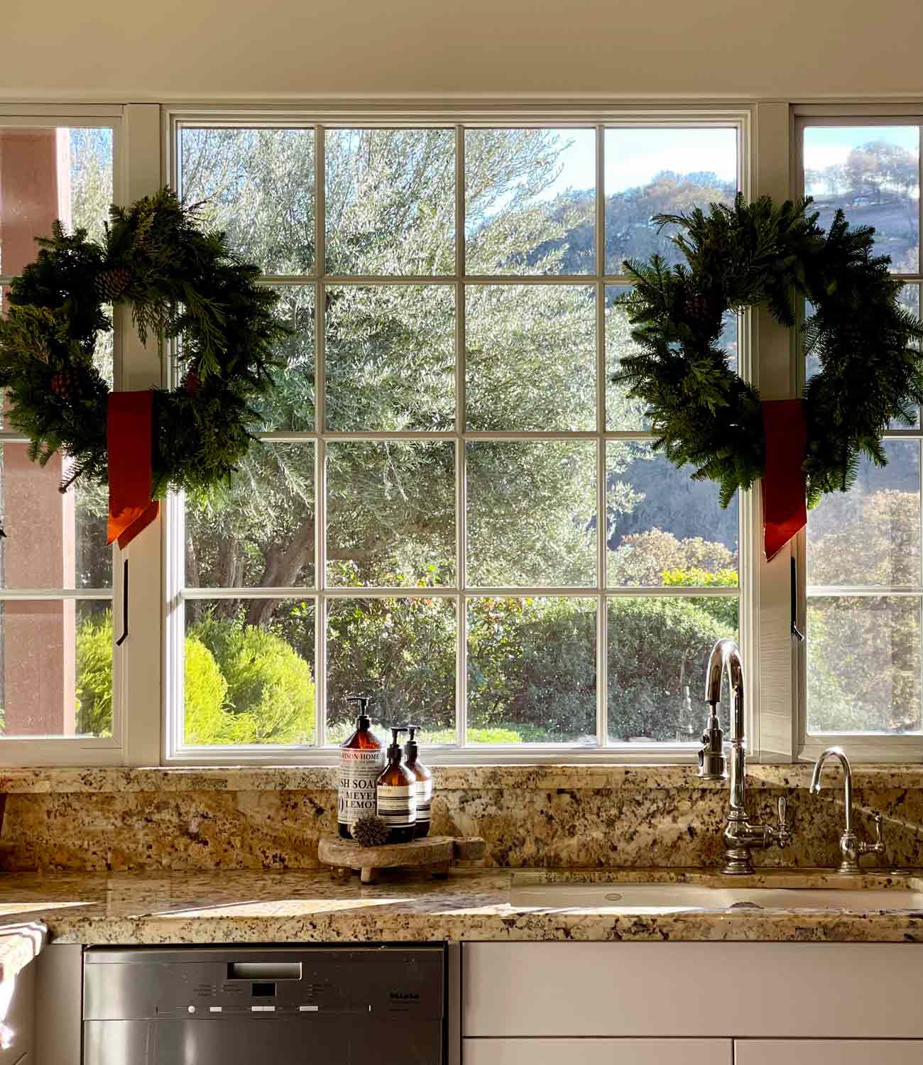 How to Mix Faux and Fresh Christmas Decor for a Natural Look - Cindy  Hattersley Design