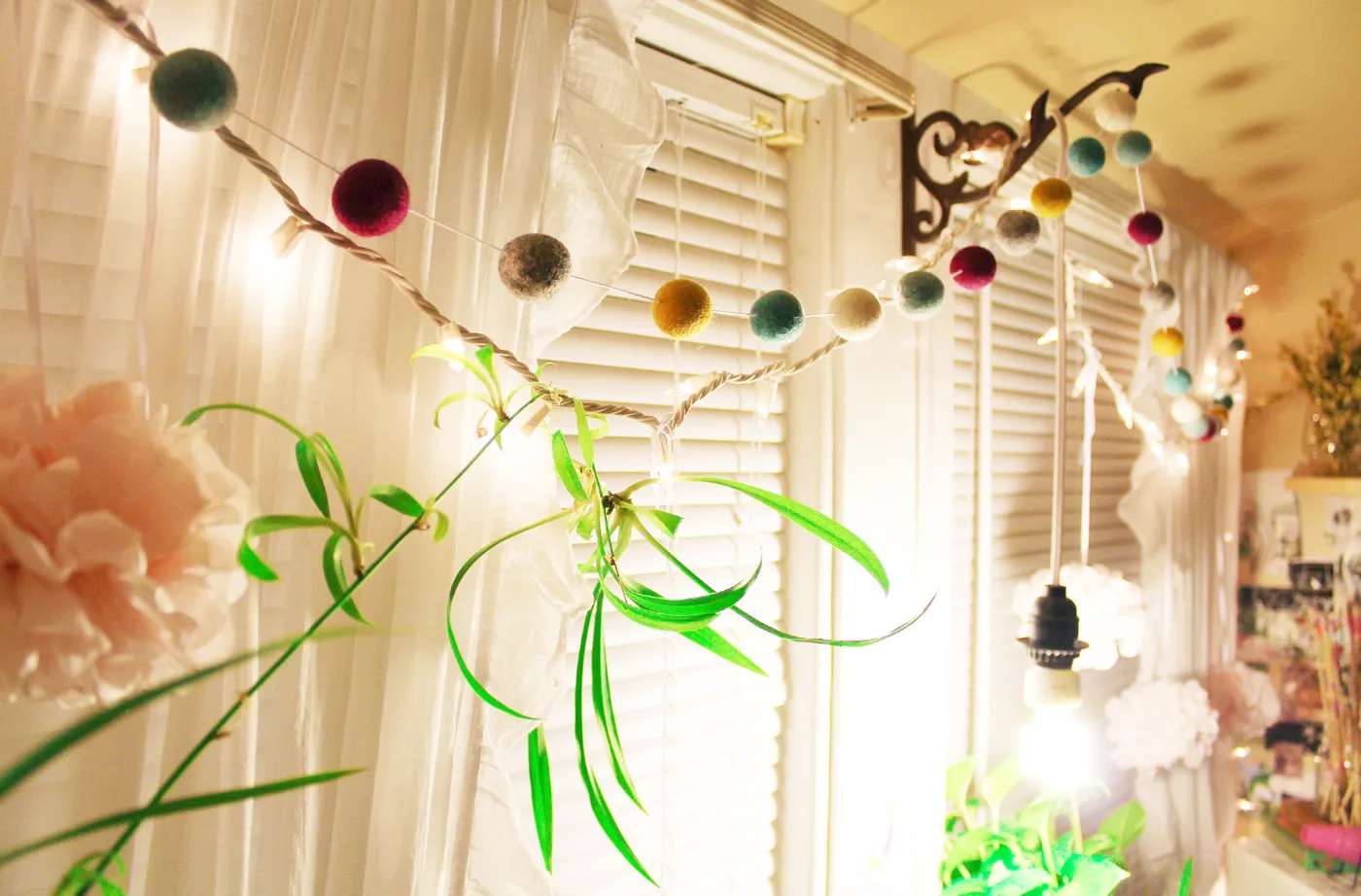 How to use felt ball garlands to decorate your space