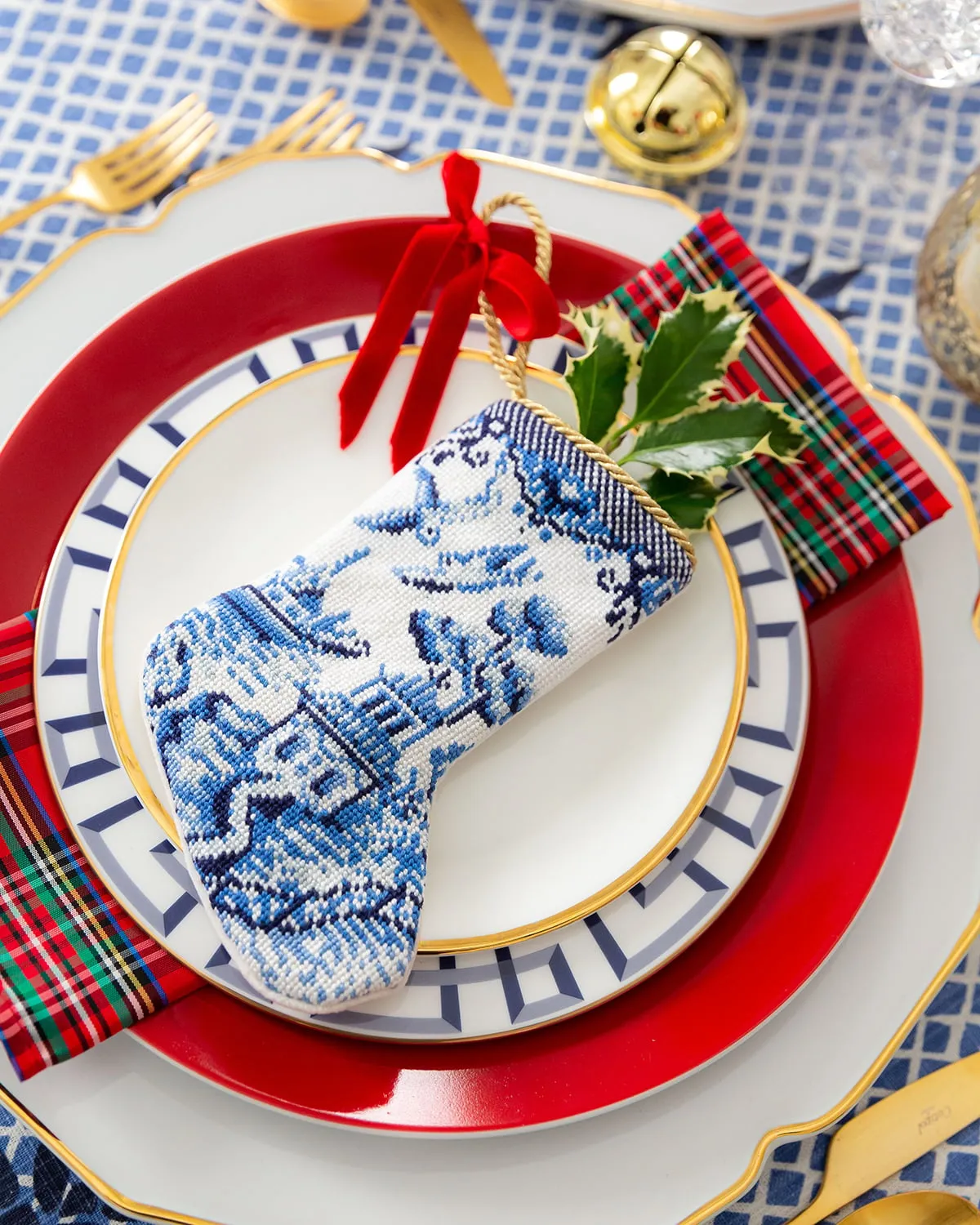Incorporating Blue & White into your Christmas Table - Pizzazzerie