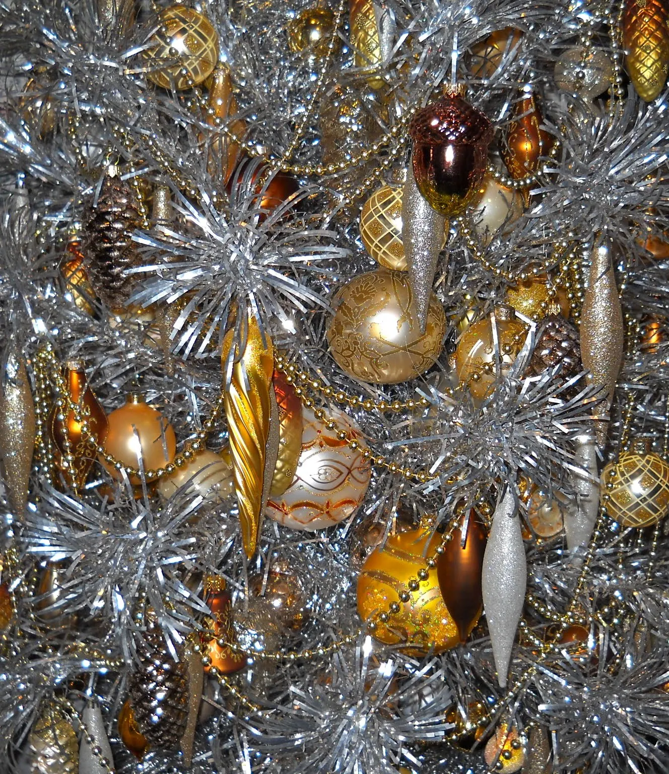 Knickerbocker Style & Design: Trimming the Tinsel Tree