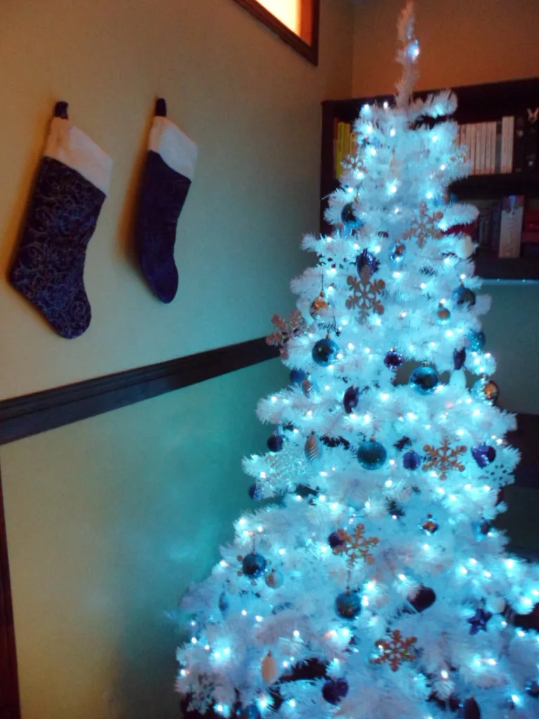 Luhivy's favorite things: Silver, white and blue christmas tree!