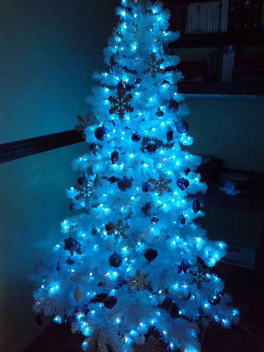Luhivy's favorite things: Silver, white and blue christmas tree!