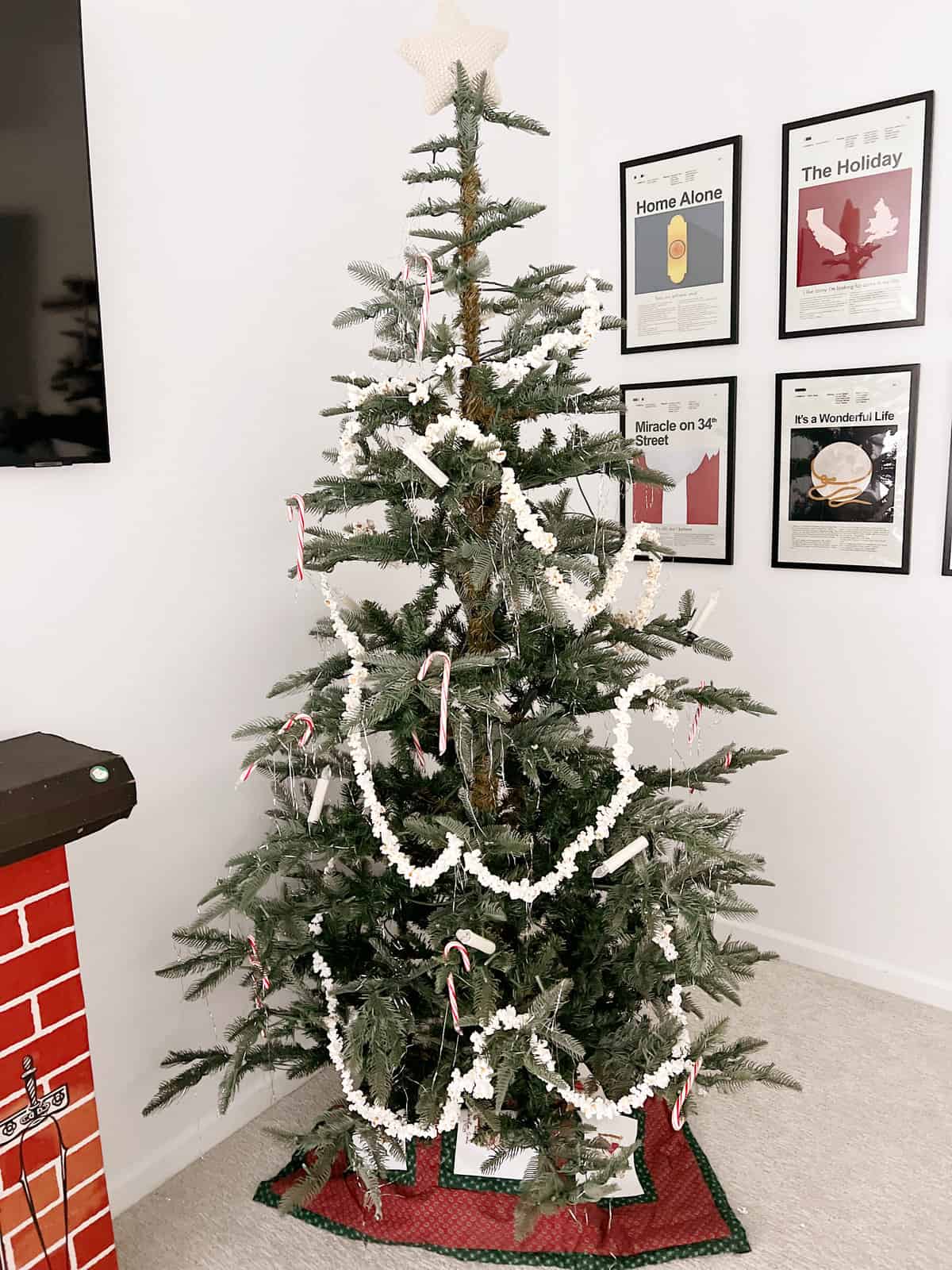 Make a Popcorn Garland for your Christmas Tree - traditionallycozy.com