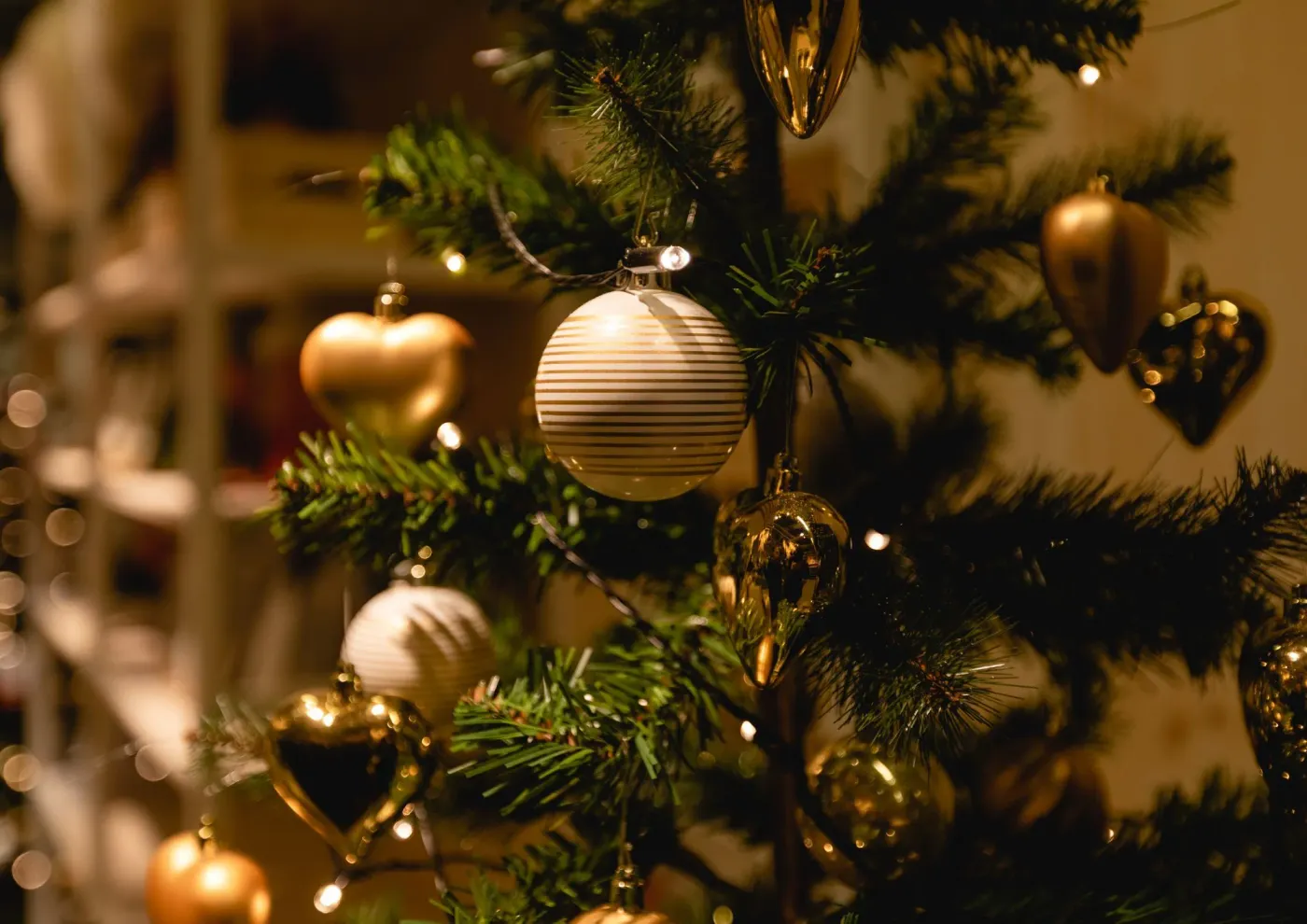 Minimalist Christmas: Tree Decoration and Home Styling - Pine Concept