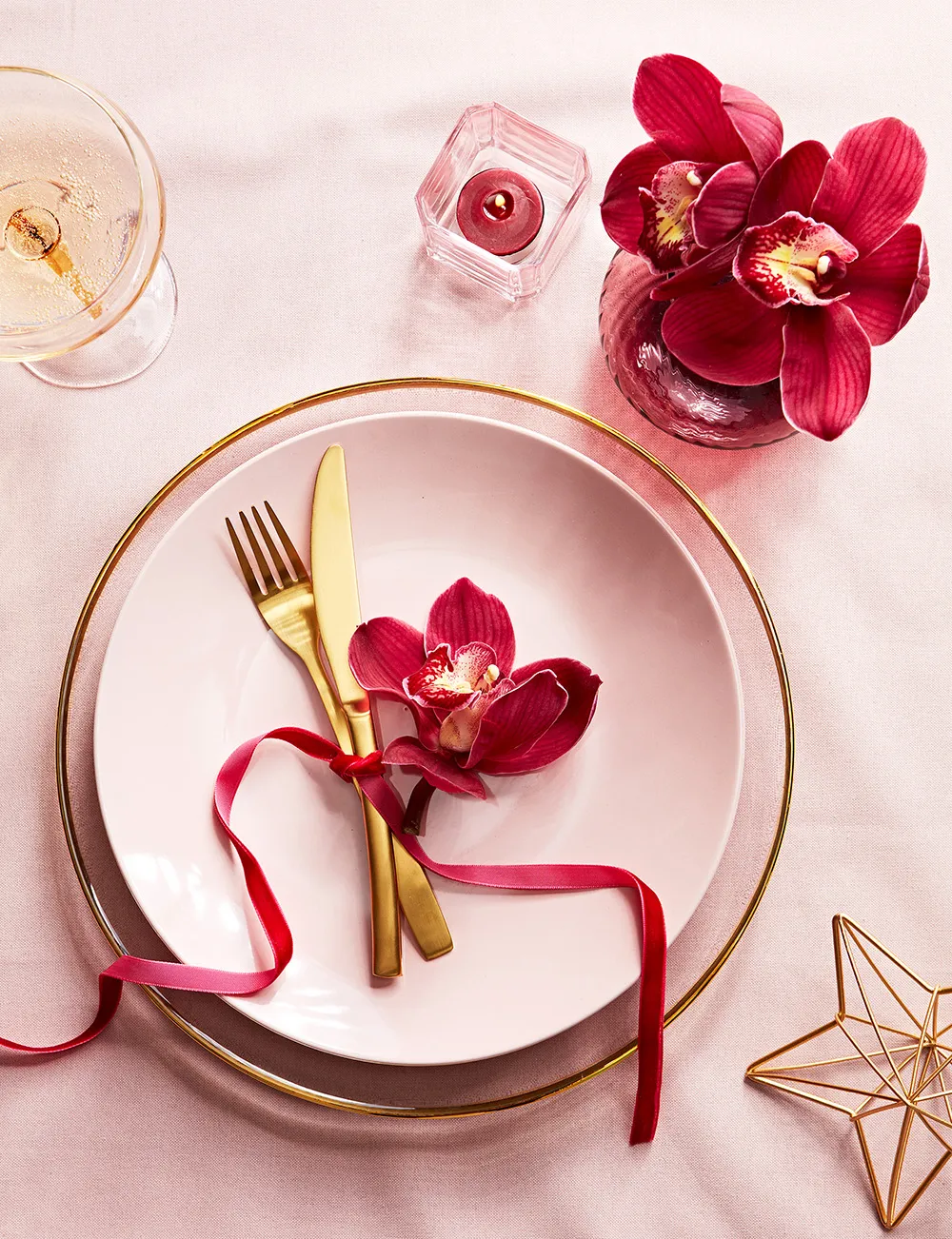 Modern & Chic Christmas Table Setting Ideas | Fashion Quarterly