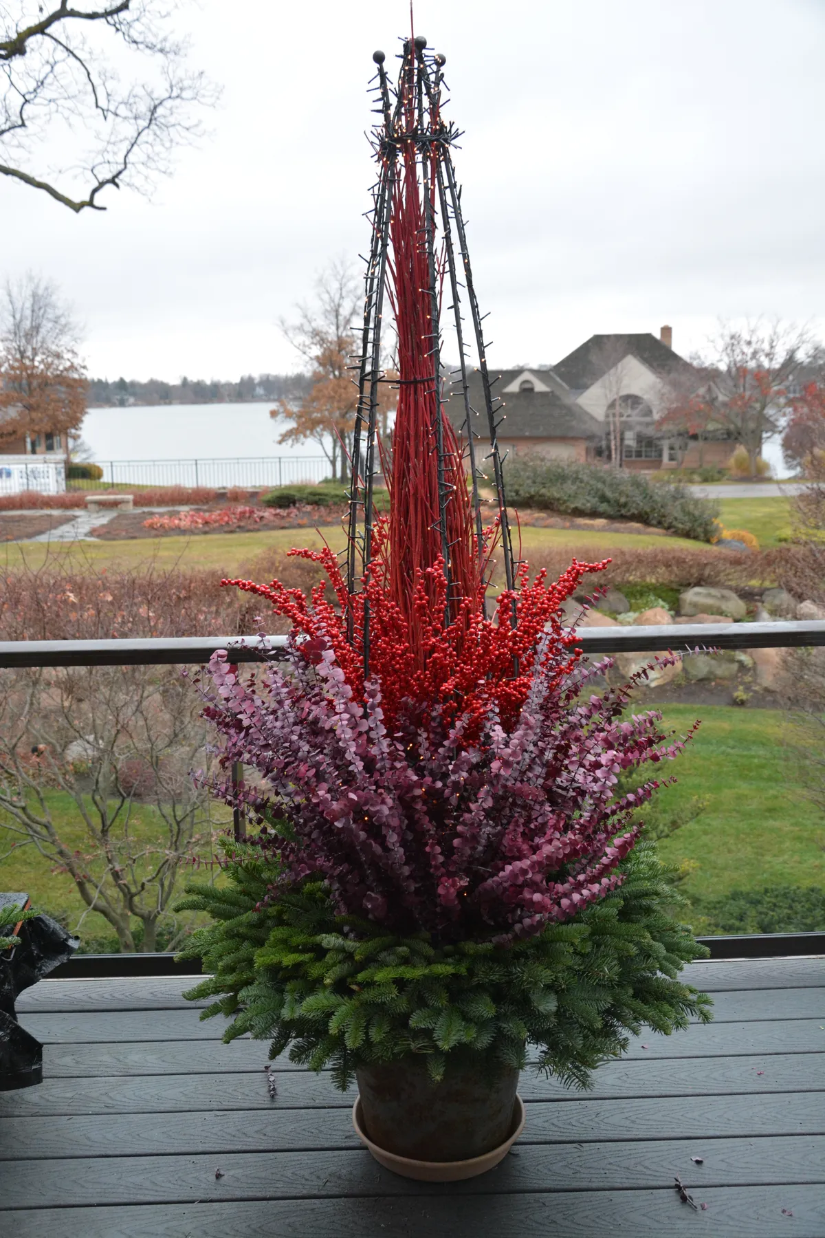outdoor Christmas decorating | Deborah Silver & Co.