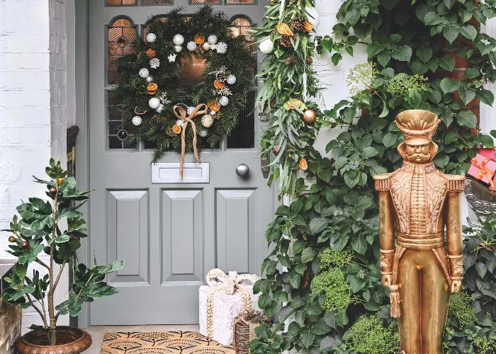 Outdoor Christmas decorating ideas | loveproperty.com