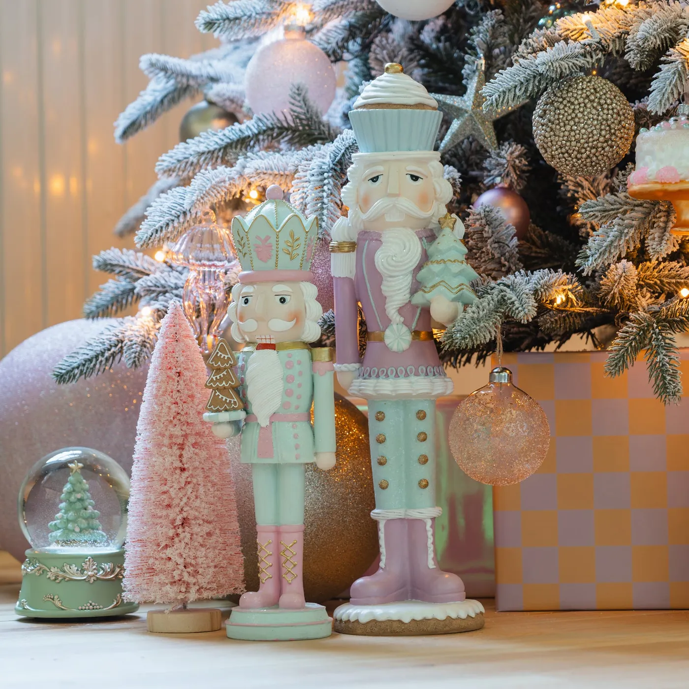 Pastel nutcracker 45cm polyresin | It's all about Christmas