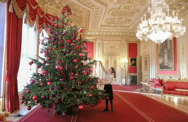 Photos of Royal Family's Windsor Castle Christmas Decorations - Business  Insider