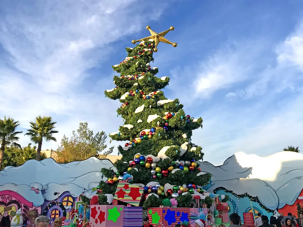 PICTORIAL: A towering new Grinchmas tree joins holiday 2019 offerings at  Universal Studios Hollywood | MouseInfo.com