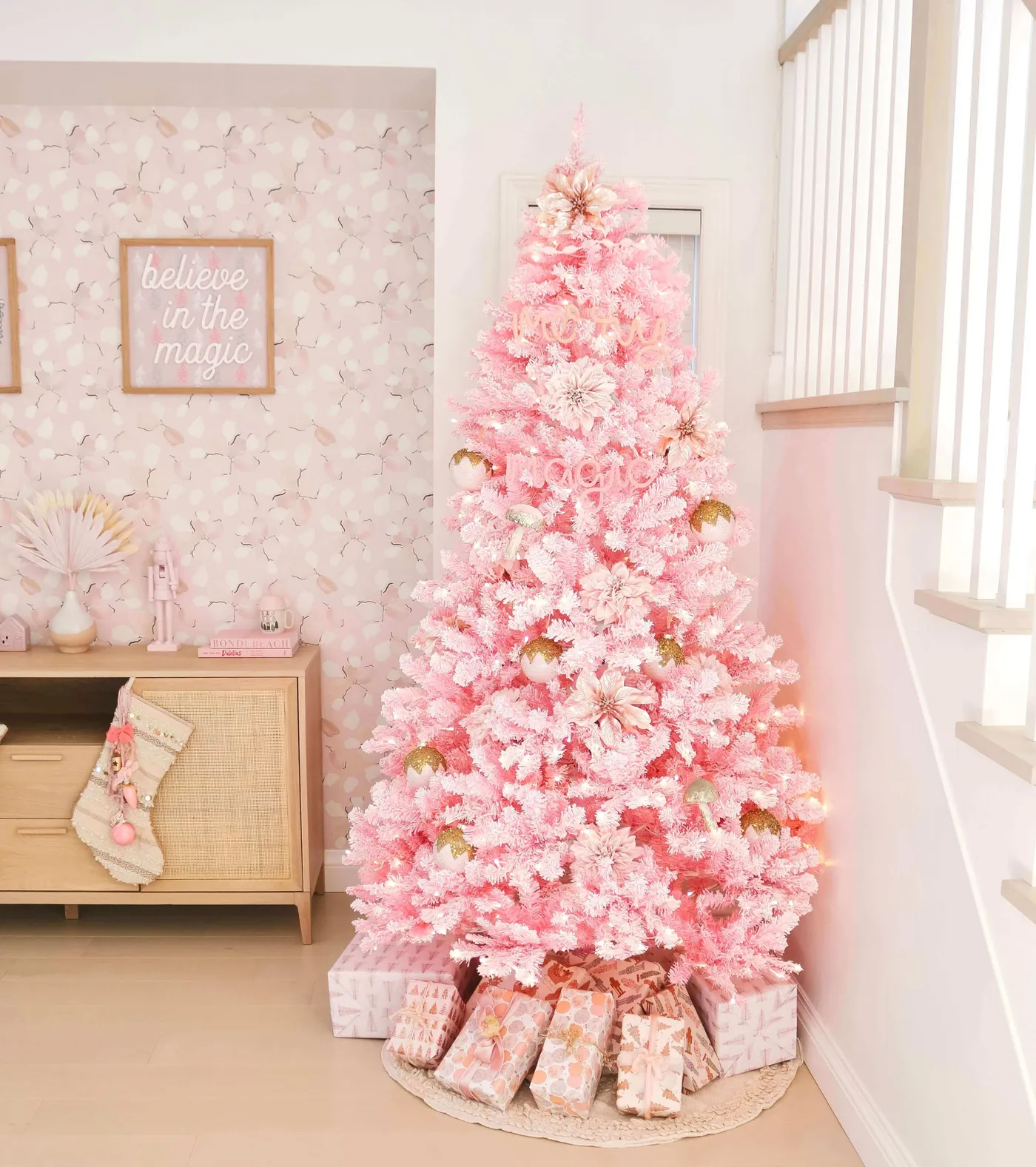 Pretty in Pink | A roundup of pink Christmas trees 🎀