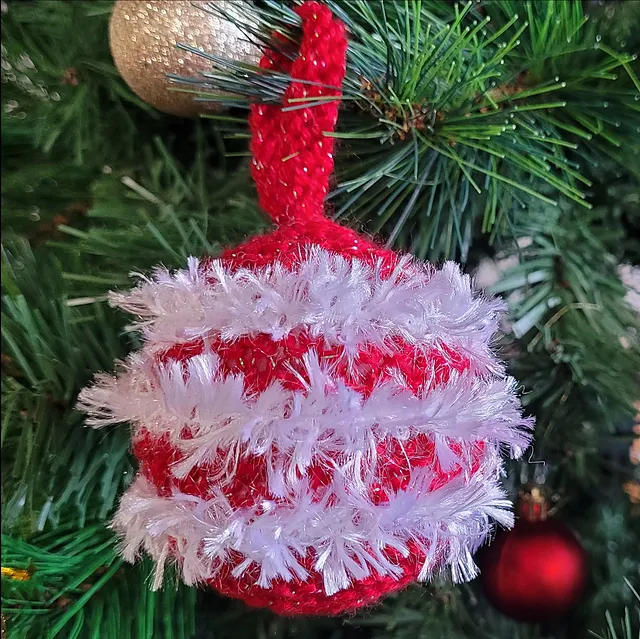 Ravelry: Christmas tree decoration pattern by Annie Reilly