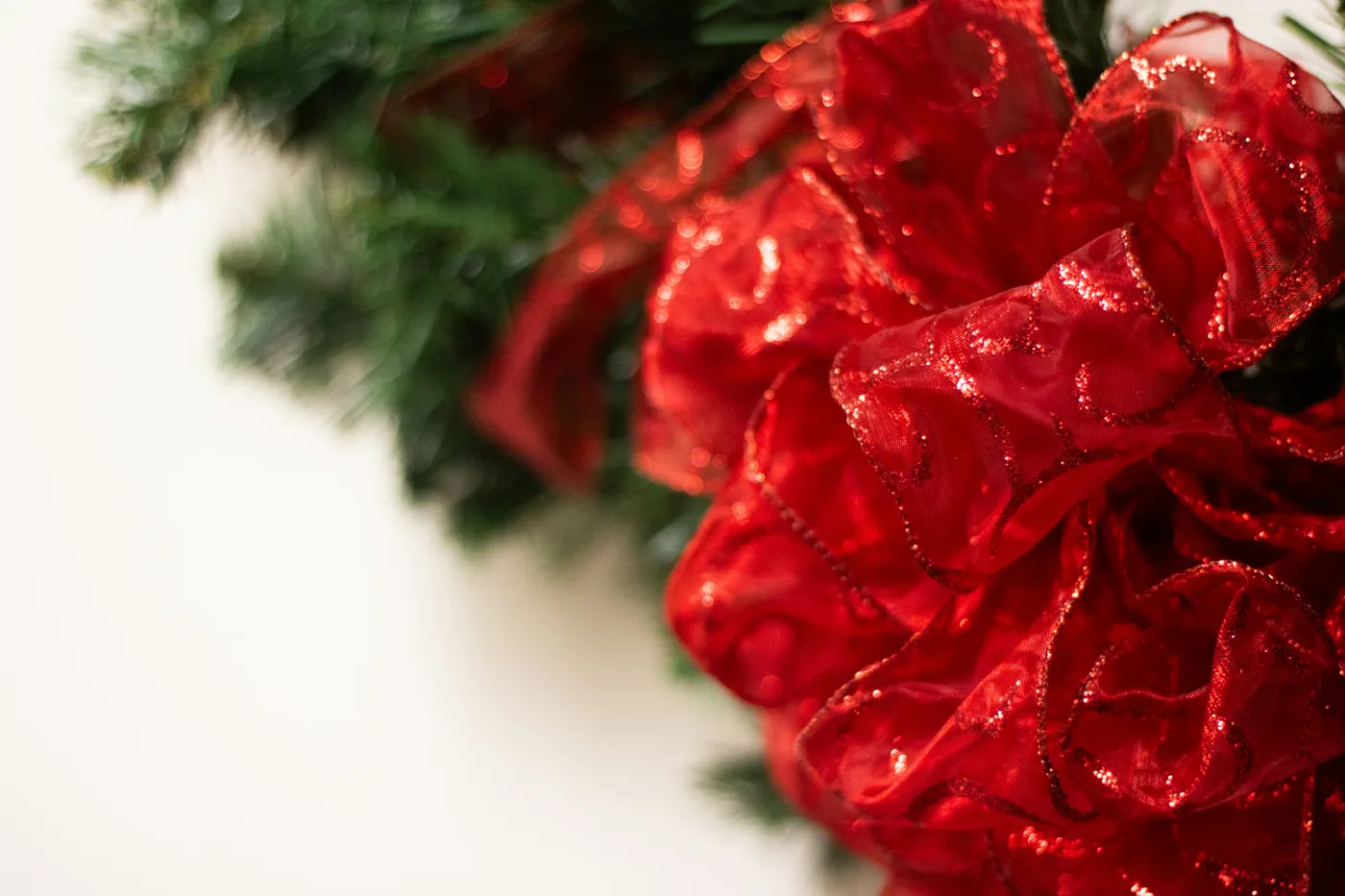 Red bow on a green wreath