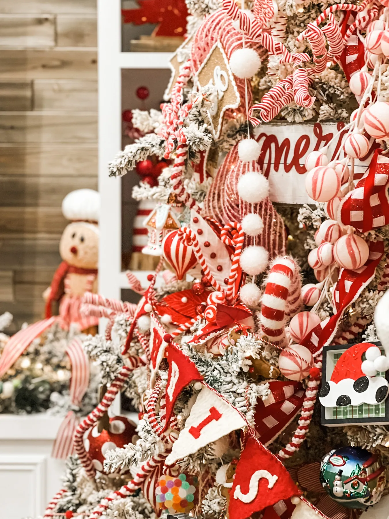 red-white-christmas-tree-gingerbread-living-room15 - Re-Fabbed