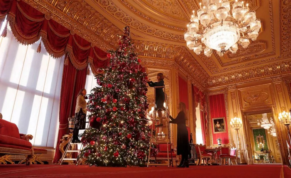 Royals unveil stunning Christmas decorations including epic 20-foot tree - ABC News