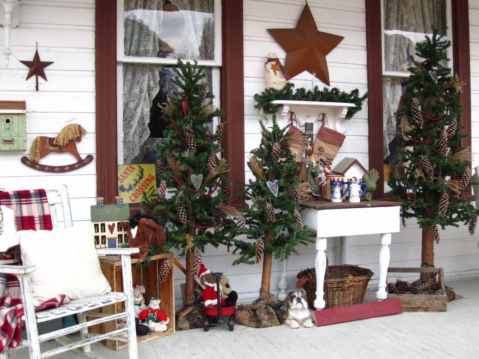 Rustic Front Porch Christmas Decorating -