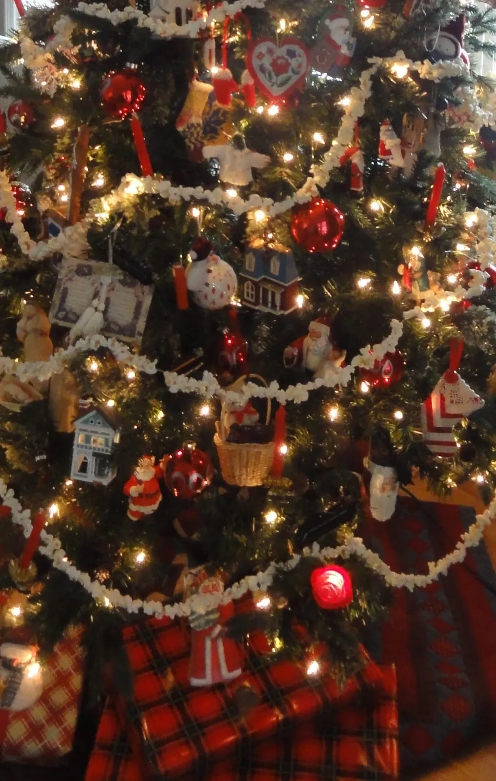 Salmagundi: OLD FASHION CHRISTMAS - STRINGING POPCORN