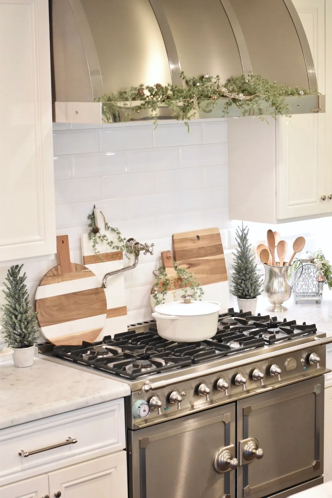 Simple Ideas for Christmas Decor in the Kitchen - to have + to host