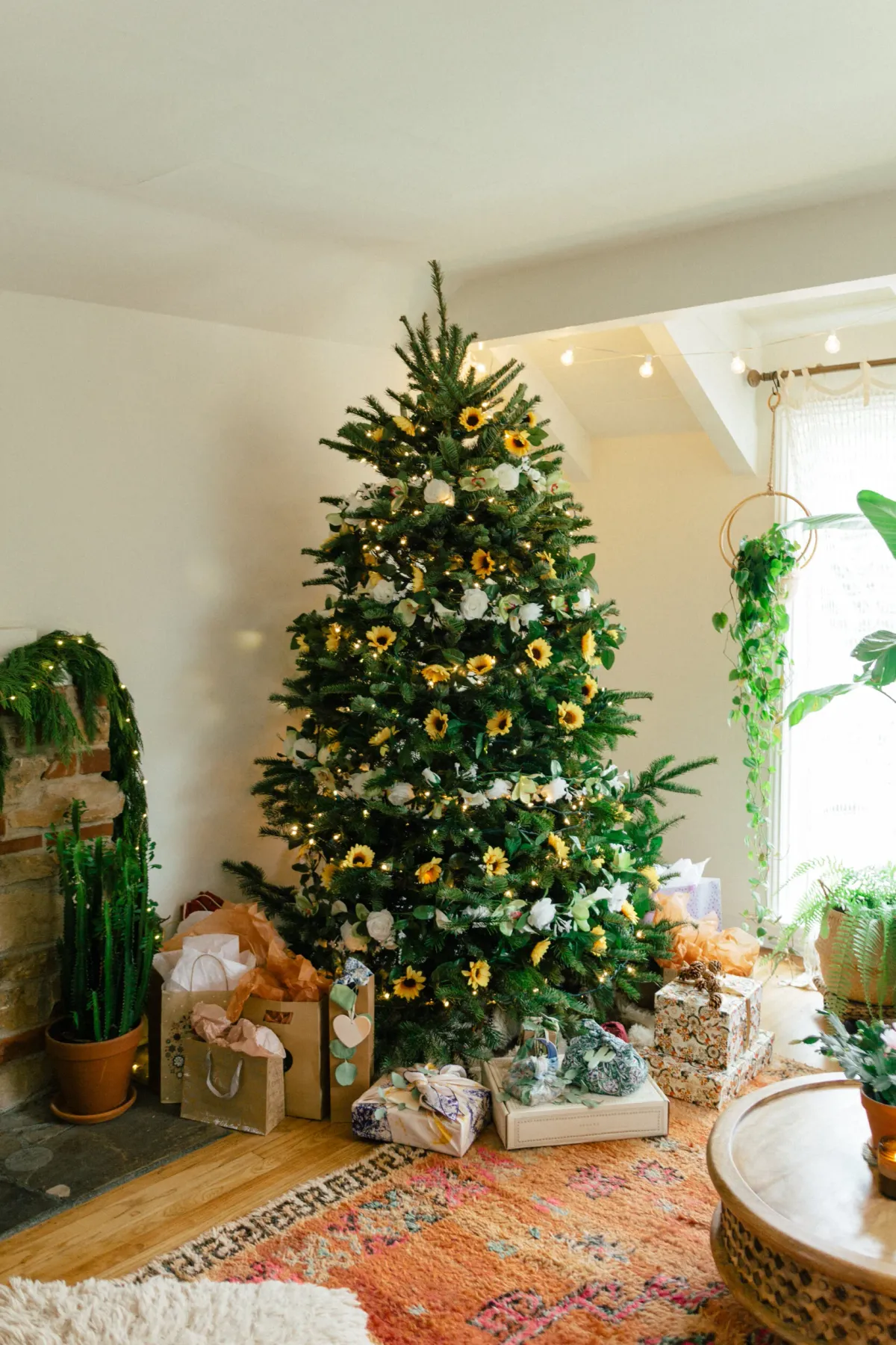 Sunflower Christmas Tree — black & blooms