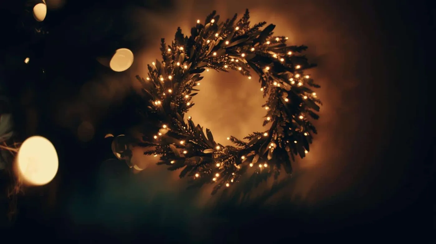 The 5 Best Pre-Lit Christmas Wreaths for a Grand Entrance (2026 Review) -  Winter Abode