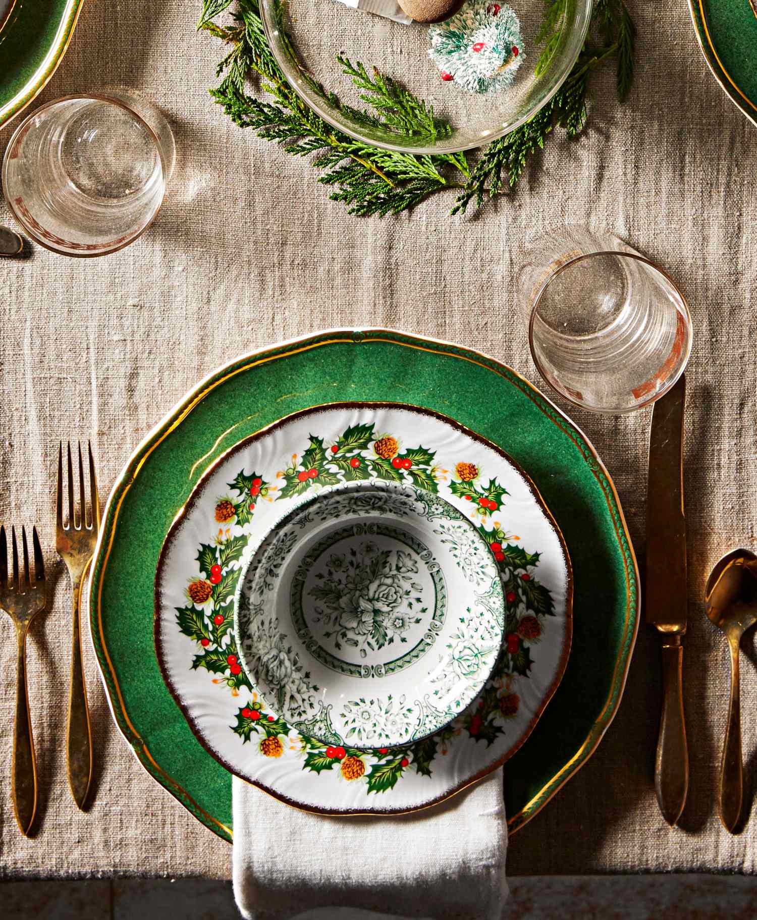 The 9 Most Iconic Vintage Christmas Plates