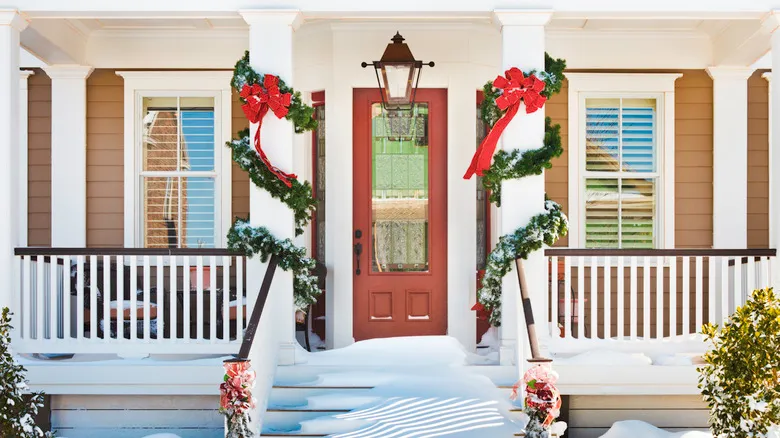 The Christmas Decor Hack That'll Make It So Easy To Hang Garlands Outside