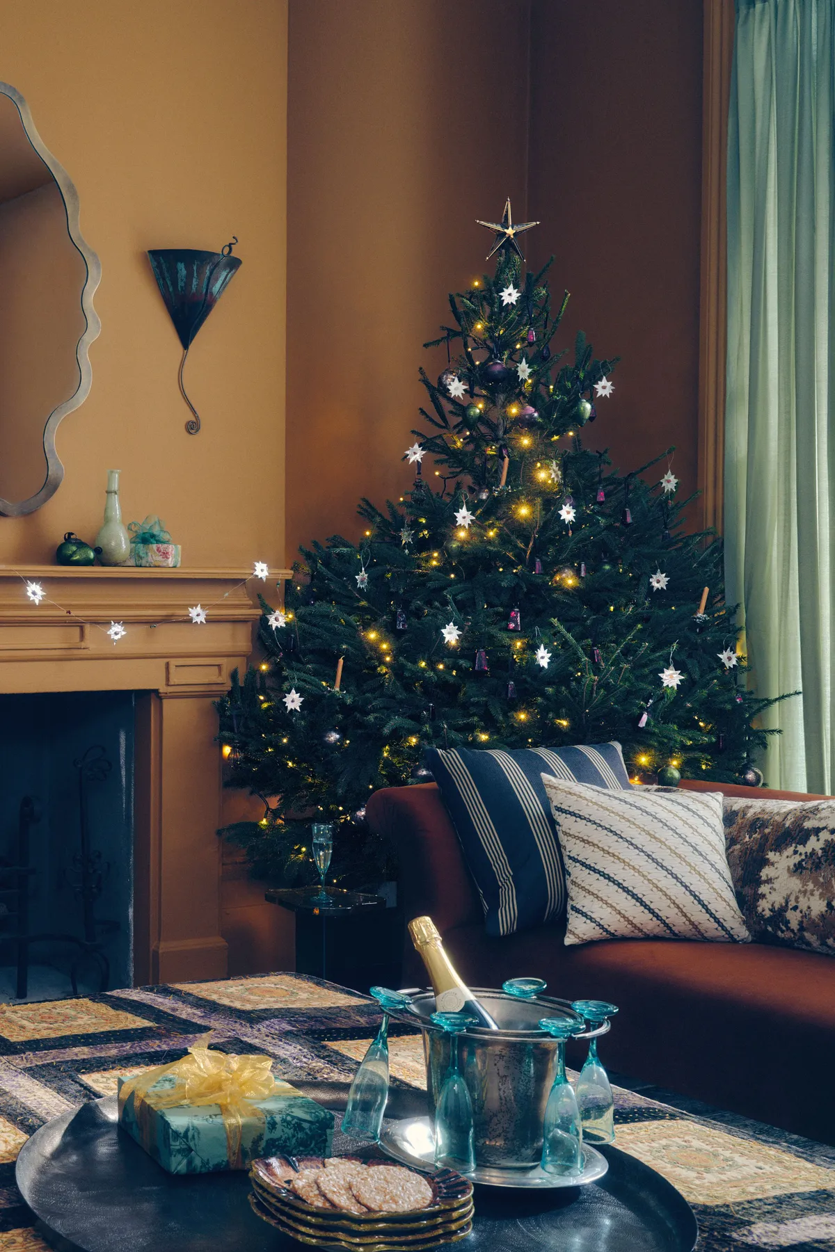 The dos and don'ts of decorating a Christmas tree | House & Garden