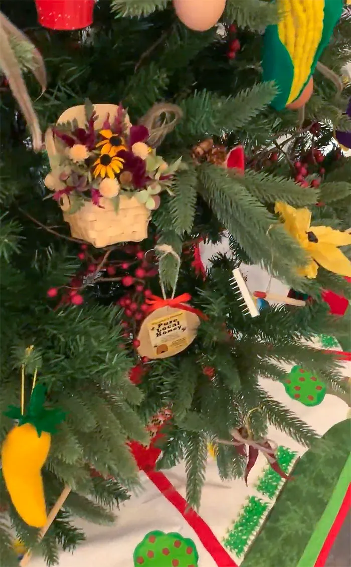 Three Unique Christmas Trees - Remodelando la Casa