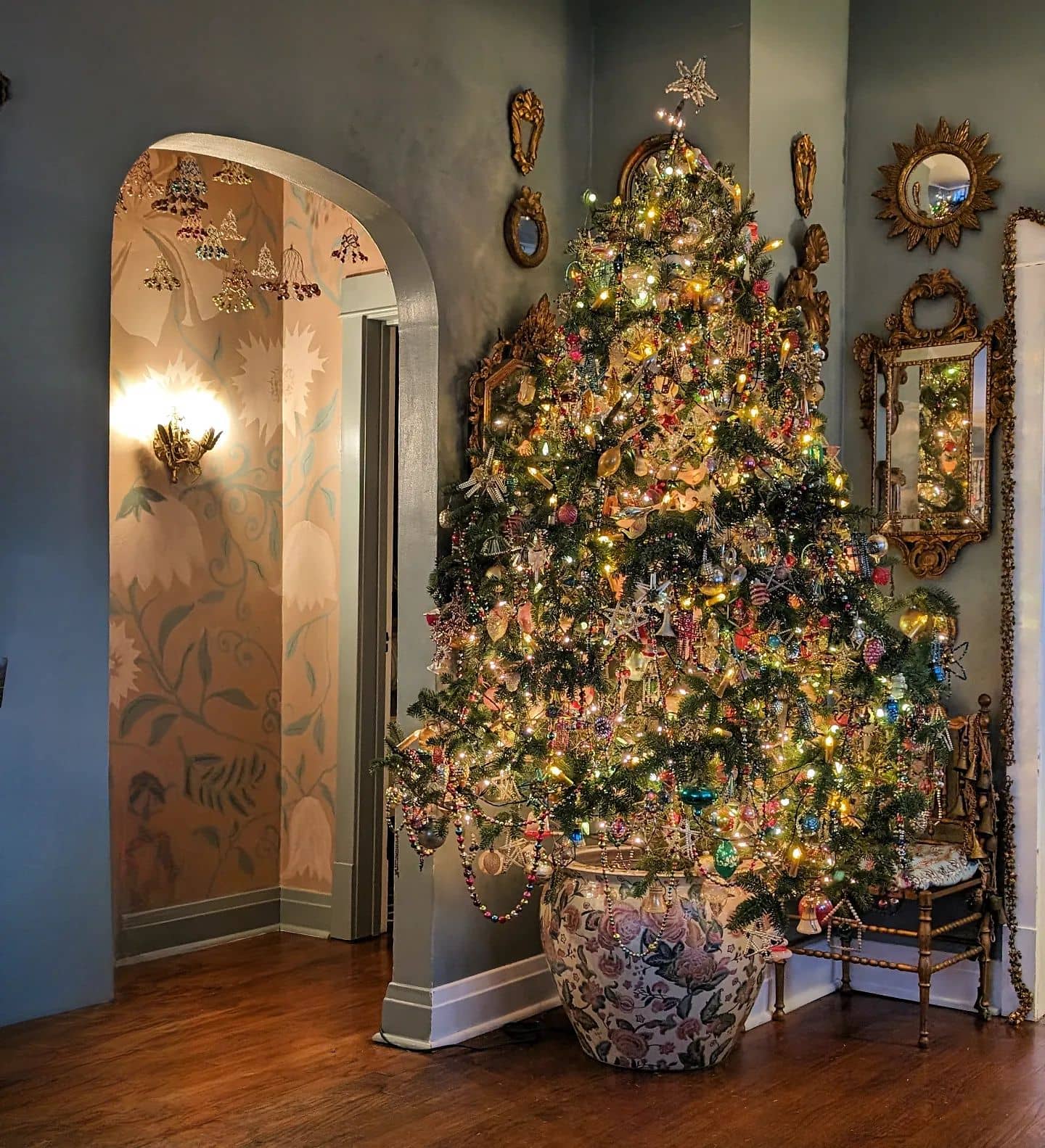 Vintage Ornament Christmas Tree Nostalgic Holiday Decor: Creating Your  Dream Vintage Christmas Tree