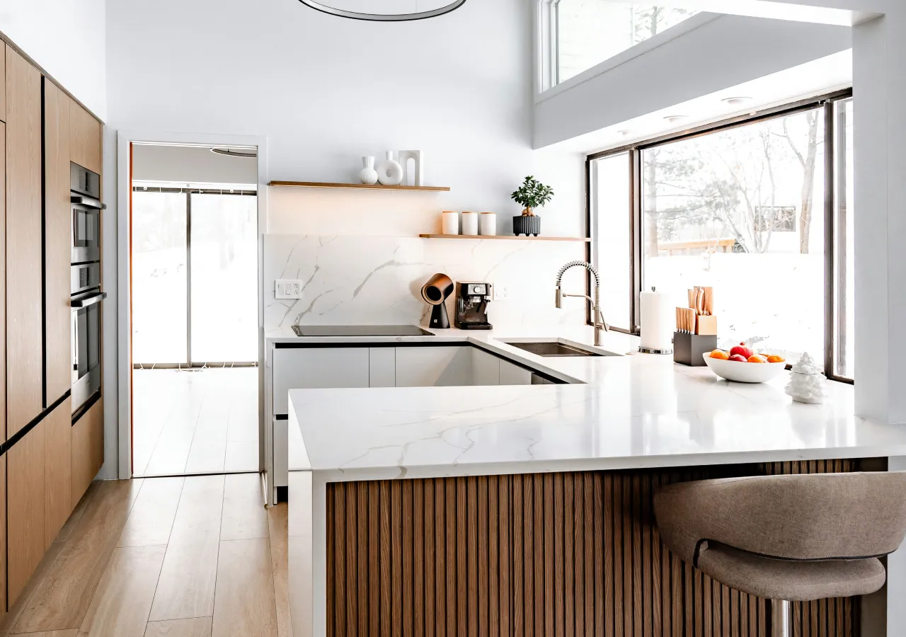 Warm Minimalist Kitchens: Palettes, Materials & Lighting