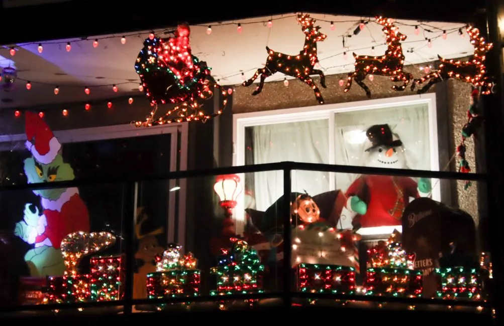 WEST SEATTLE CHRISTMAS LIGHTS: Deck the balconies | West Seattle Blog...
