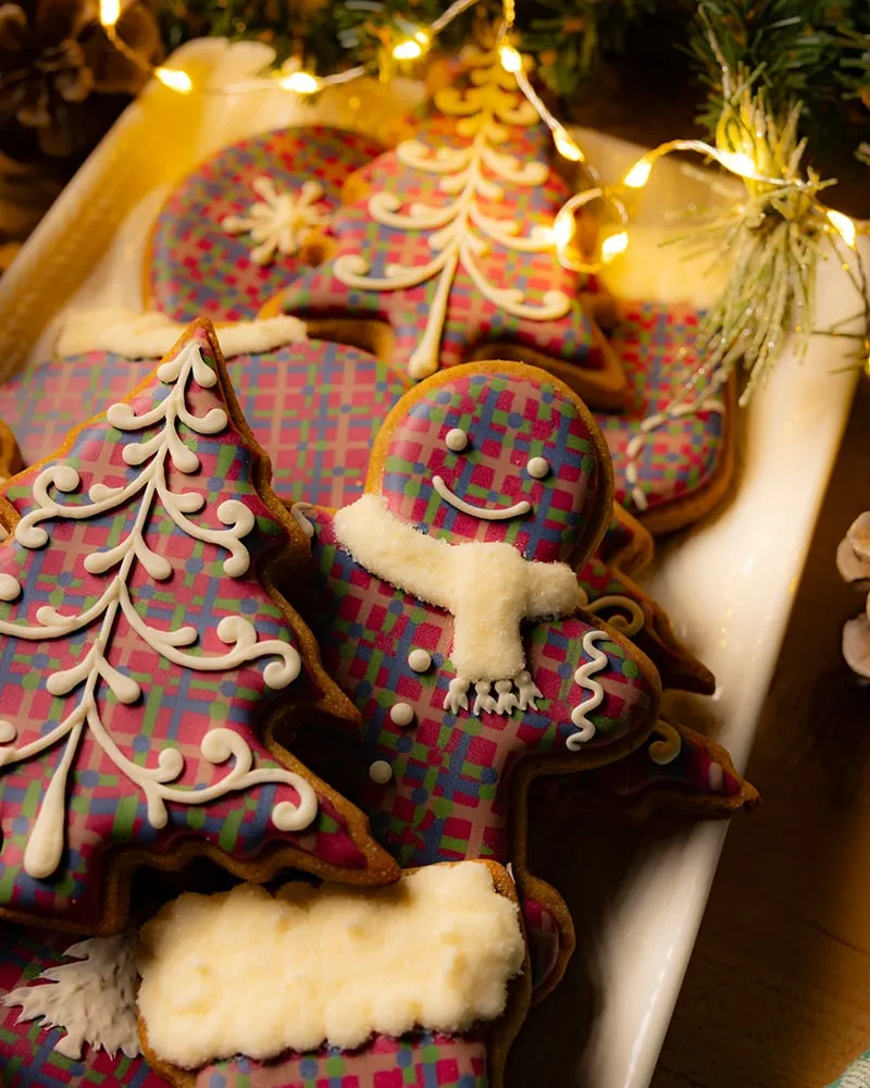 Wet-On-Wet Royal Icing Christmas Cookies With Natural Food Coloring - SweetAmbs