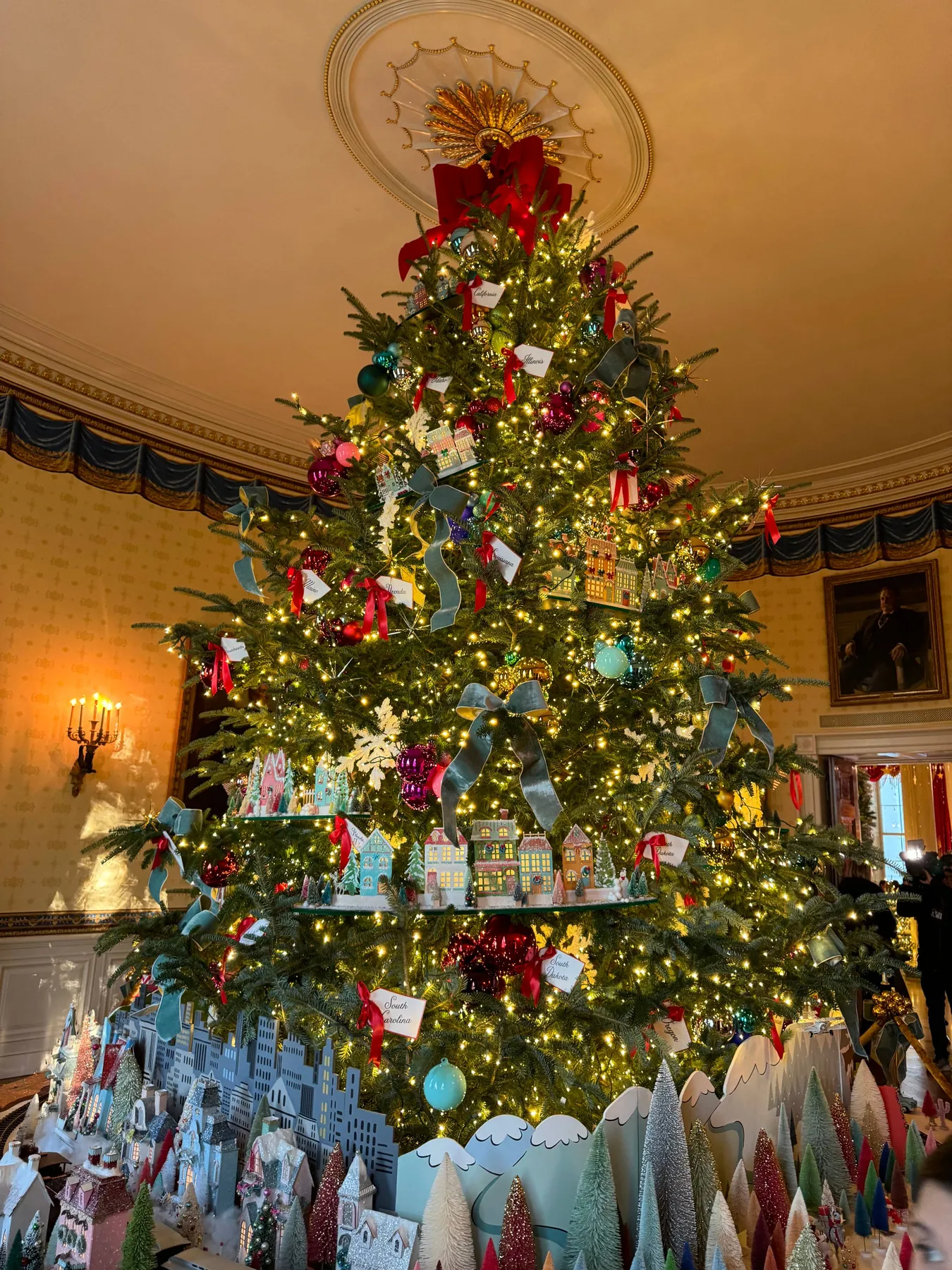 White House Christmas Decorations 2023: Photos, Video - Parade