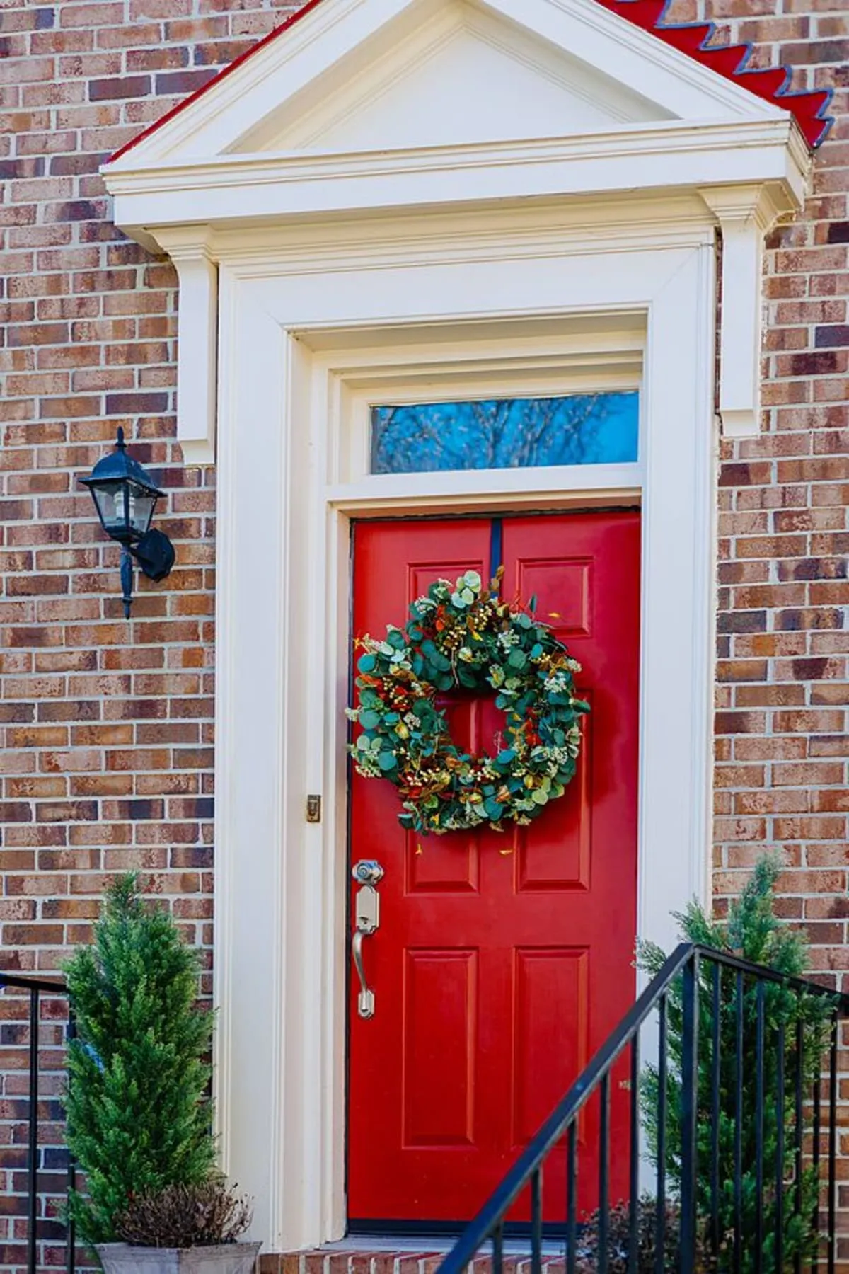 Woman sparks neighbour row after hanging festive lights in September - AOL